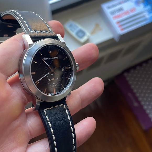 Burberry watch with leather strap - Picture 4 of 6